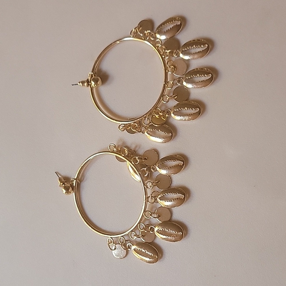 GOLDTONE MEDIUM  HOOP EARRINGS W/DANGLING SHELLS NWOT